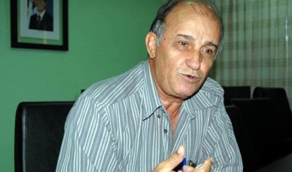O presidente regional do PMDB, Derval de Paiva, garantiu que é pré-candidato a prefeito de Palmas; "A indicação do meu nome já existe, mas não topo como projeto principal", afirmou Derval, mostrando-se preocupado com o número excessivo de pré-candidatos. "Já são 16 ou 17 nomes, uma verdadeira constelação", complementou; segundo ele, com este número de possíveis candidaturas e pelo fato de Palmas não ter reeleição, corre o risco de ser eleito um prefeito "sem legitimidade, com 15% dos votos" (Foto: Leonardo Lucena) O presidente regional do PMDB, Derval de Paiva, garantiu que é pré-candidato a prefeito de Palmas; "A indicação do meu nome já existe, mas não topo como projeto principal", afirmou Derval, mostrando-se preocupado com o número excessivo de pré-candidatos. "Já são 16 ou 17 nomes, uma verdadeira constelação", complementou; segundo ele, com este número de possíveis candidaturas e pelo fato de Palmas não ter reeleição, corre o risco de ser eleito um prefeito "sem legitimidade, com 15% dos votos"