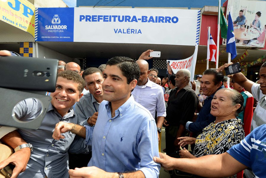 A região administrativa de Valéria recebeu sua a sede da Prefeitura-Bairro, fechando as 10 regiões que possuem subprefeituras e entregues pela atual gestão desde 2013; a estrutura localizada na Rua da Matriz foi inaugurada nesta quarta-feira pelo prefeito ACM Neto, e atenderá à população de Moradas da Lagoa, Palestina, Pirajá e Valéria, abrangendo cerca de 80 mil habitantes; ACM demonstrou "a satisfação em conseguir instalar as dez sedes da Prefeitura-Bairro", e ressaltou que a população poderá resolver, perto de casa, qualquer assunto ou serviço envolvendo a gestão municipal nessas sedes, que são importantes ferramentas de aproximação entre a Prefeitura e os cidadãos (Foto: Romulo Faro) A região administrativa de Valéria recebeu sua a sede da Prefeitura-Bairro, fechando as 10 regiões que possuem subprefeituras e entregues pela atual gestão desde 2013; a estrutura localizada na Rua da Matriz foi inaugurada nesta quarta-feira pelo prefeito ACM Neto, e atenderá à população de Moradas da Lagoa, Palestina, Pirajá e Valéria, abrangendo cerca de 80 mil habitantes; ACM demonstrou "a satisfação em conseguir instalar as dez sedes da Prefeitura-Bairro", e ressaltou que a população poderá resolver, perto de casa, qualquer assunto ou serviço envolvendo a gestão municipal nessas sedes, que são importantes ferramentas de aproximação entre a Prefeitura e os cidadãos