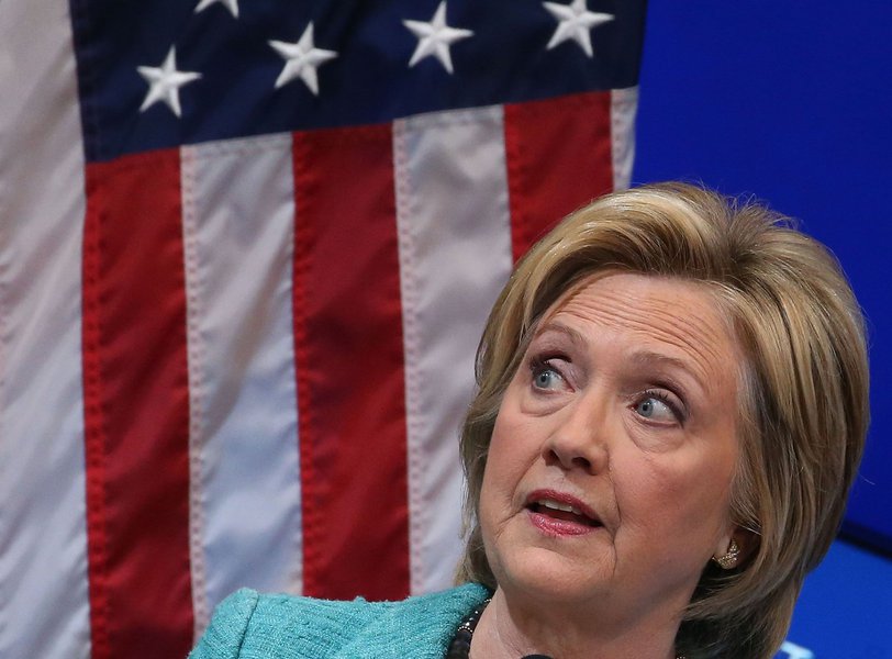 O primeiro lote das correspondências eletrônicas roubadas por hackers da caixa postal de Podesta foi divulgada em 8 de outubro; desde então, a Wikileaks vem publicando diariamente centenas desses e-mails; parte dessa correspondência indica para uma suposta relação de Clinton com a grande mídia dos EUA; mensagens sugerem que membros do gabinete democrata impunham a pauta e o conteúdo de notícias relativas à campanha de Clinton, chegando a redigir os artigos publicados sobre ela por diversos veículos de mídia, favorecendo assim a sua candidatura (Foto: Realle Palazzo-Martini) O primeiro lote das correspondências eletrônicas roubadas por hackers da caixa postal de Podesta foi divulgada em 8 de outubro; desde então, a Wikileaks vem publicando diariamente centenas desses e-mails; parte dessa correspondência indica para uma suposta relação de Clinton com a grande mídia dos EUA; mensagens sugerem que membros do gabinete democrata impunham a pauta e o conteúdo de notícias relativas à campanha de Clinton, chegando a redigir os artigos publicados sobre ela por diversos veículos de mídia, favorecendo assim a sua candidatura
