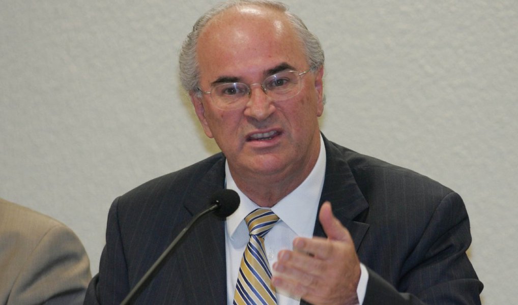 O advogado Roberto Teixeira, que faz a defesa do ex-presidente Lula, apresentou nesta quinta (7) pedido de providências à Ordem dos Advogados do Brasil diante de "nova violação de suas prerrogativas profissionais por membros da Operação Lava Jato e pelo Juiz Sérgio Moro"; o pedido foi baseado em uma solicitação feita pela jornalista Cleide Carvalho, do jornal “O Globo”, que, segundo Teixeira, "apresentou material vazado ilegalmente no âmbito da Operação Lava Jato"; nesse material há referências de que a Lava Jato tenta, mais uma vez, criminalizar a atuação de Teixeira na condição de advogado
(Foto: Valter Lima) O advogado Roberto Teixeira, que faz a defesa do ex-presidente Lula, apresentou nesta quinta (7) pedido de providências à Ordem dos Advogados do Brasil diante de "nova violação de suas prerrogativas profissionais por membros da Operação Lava Jato e pelo Juiz Sérgio Moro"; o pedido foi baseado em uma solicitação feita pela jornalista Cleide Carvalho, do jornal “O Globo”, que, segundo Teixeira, "apresentou material vazado ilegalmente no âmbito da Operação Lava Jato"; nesse material há referências de que a Lava Jato tenta, mais uma vez, criminalizar a atuação de Teixeira na condição de advogado