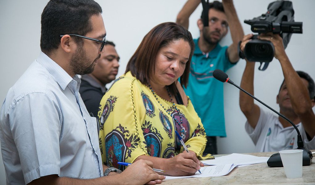 Em reconhecimento e valorização da participação da mulher maranhense na ciência e na política, o governo do Estado lançou em São João dos Patos, o Prêmio Estadual ‘Construindo a Igualdade de Gênero’; a iniciativa inédita do governo tem como objetivo estimular e fortalece a reflexão crítica e a pesquisa a cerca das desigualdades existentes entre homens e mulheres; o prêmio é uma iniciativa das Secretarias de Estado de Ciência e Tecnologia (Secti) e da Mulher (Semu) (Foto: Leonardo Lucena) Em reconhecimento e valorização da participação da mulher maranhense na ciência e na política, o governo do Estado lançou em São João dos Patos, o Prêmio Estadual ‘Construindo a Igualdade de Gênero’; a iniciativa inédita do governo tem como objetivo estimular e fortalece a reflexão crítica e a pesquisa a cerca das desigualdades existentes entre homens e mulheres; o prêmio é uma iniciativa das Secretarias de Estado de Ciência e Tecnologia (Secti) e da Mulher (Semu)