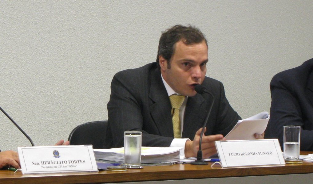 O empresário Lúcio Bolonha Funaro, apontado como operador do ex-presidente da Câmara Eduardo Cunha, afirmou, em entrevista, que pretende colaborar com os investigadores da Operação Lava-Jato; “Sem dúvida estou aqui para colaborar”, disse ele rejeitando, porém, assumir o papel de delator; “Só delata quem cometeu o crime, e eu não cometi”, afirmou; para ele, existe no país "um mercado de delações"; "O que me incomoda é que, na minha vida, sempre que fiz denúncias à PGR, e foram várias, as fiz com prova do que falava. Hoje, basta falar, falar, falar…”, criticou (Foto: Valter Lima) O empresário Lúcio Bolonha Funaro, apontado como operador do ex-presidente da Câmara Eduardo Cunha, afirmou, em entrevista, que pretende colaborar com os investigadores da Operação Lava-Jato; “Sem dúvida estou aqui para colaborar”, disse ele rejeitando, porém, assumir o papel de delator; “Só delata quem cometeu o crime, e eu não cometi”, afirmou; para ele, existe no país "um mercado de delações"; "O que me incomoda é que, na minha vida, sempre que fiz denúncias à PGR, e foram várias, as fiz com prova do que falava. Hoje, basta falar, falar, falar…”, criticou