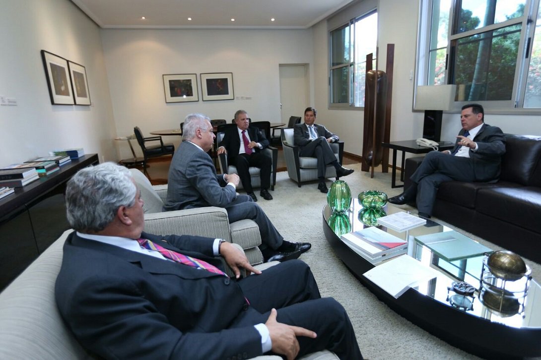Em reunião de trabalho com o governador Marconi Perillo, no Palácio das Esmeraldas, presidente da Agência Nacional de Transportes Terrestres (ANTT), Jorge Bastos, garantiu que as obras do Anel Leste da BR-153, em Goiânia, e da melhoria na infraestrutura viária no trecho urbano da rodovia começarão em março do ano que vem; novo trajeto do Anel Leste da BR-153 prevê que a rodovia seja construída no município de Senador Canedo, com início no posto da PRF, próximo a Hidrolândia, até o posto da PRF nas proximidades do Parque Ecológico de Goiânia (Foto: José Barbacena) Em reunião de trabalho com o governador Marconi Perillo, no Palácio das Esmeraldas, presidente da Agência Nacional de Transportes Terrestres (ANTT), Jorge Bastos, garantiu que as obras do Anel Leste da BR-153, em Goiânia, e da melhoria na infraestrutura viária no trecho urbano da rodovia começarão em março do ano que vem; novo trajeto do Anel Leste da BR-153 prevê que a rodovia seja construída no município de Senador Canedo, com início no posto da PRF, próximo a Hidrolândia, até o posto da PRF nas proximidades do Parque Ecológico de Goiânia