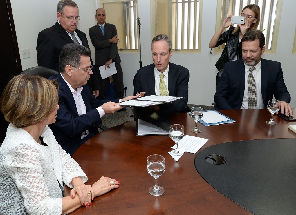 O governo de Goiás, por meio da Seduce, firmou convênio com o Banco Mundial para cooperação no desenvolvimento, implementação e avaliação do programa de gestão compartilhada das escolas estaduais com as OS (Organizações Sociais Educacionais); para o governador Marconi Perillo, a participação da organização vai dar condições a Goiás de trabalhar com mais segurança e com maior eficiência; “Ter o selo do Banco Mundial será muito importante para esse projeto. Tenho certeza que essa experiência será, daqui a alguns anos, comemorada pelo Banco Mundial como uma história de sucesso que ajudou a transformar a educação em todo o Brasil” (Foto: José Barbacena) O governo de Goiás, por meio da Seduce, firmou convênio com o Banco Mundial para cooperação no desenvolvimento, implementação e avaliação do programa de gestão compartilhada das escolas estaduais com as OS (Organizações Sociais Educacionais); para o governador Marconi Perillo, a participação da organização vai dar condições a Goiás de trabalhar com mais segurança e com maior eficiência; “Ter o selo do Banco Mundial será muito importante para esse projeto. Tenho certeza que essa experiência será, daqui a alguns anos, comemorada pelo Banco Mundial como uma história de sucesso que ajudou a transformar a educação em todo o Brasil”