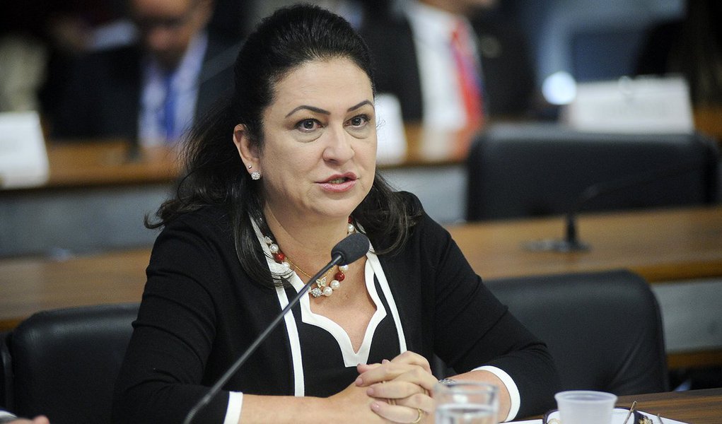 Foi o que informou a colunista Eliane Cantanhêde; a CNA e outros setores do agronegócios foram a favor do impeachment da presidente eleita Dilma Rousseff, que se encontra afastada; Kátia também terá que definir em qual partido ficará após manifestar sua posição contrária ao afastamento da petista, enquanto o PMDB, do atual presidente interino, Michel Temer, apoia a renúncia da presidente; como consequência, não teria clima na legenda peemedebista para a senadora (Foto: Leonardo Lucena) Foi o que informou a colunista Eliane Cantanhêde; a CNA e outros setores do agronegócios foram a favor do impeachment da presidente eleita Dilma Rousseff, que se encontra afastada; Kátia também terá que definir em qual partido ficará após manifestar sua posição contrária ao afastamento da petista, enquanto o PMDB, do atual presidente interino, Michel Temer, apoia a renúncia da presidente; como consequência, não teria clima na legenda peemedebista para a senadora
