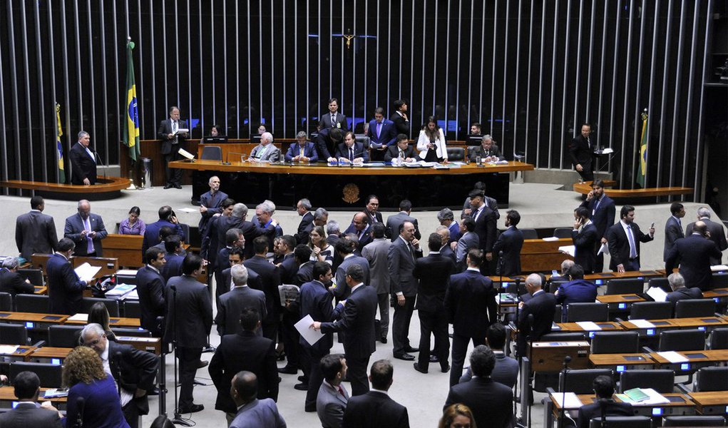 Plenário da Câmara aprovou, por 255 votos a 9, e uma abstenção, a quebra de interstício da Proposta de Emenda à Constituição (PEC) 241/16, que limita o gastos públicos por 20 anos; quebra foi solicitada por requerimento pelo líder do governo, Andre Moura (PSC-SE); com isso, não será preciso respeitar o intervalo de duas sessões entre a aprovação da PEC em comissão especial, ocorrida na quinta-feira, e sua votação no Plenário; cinco partidos já anunciaram obstrução à sessão que ocorre neste momento: PT, PCdoB, Rede, PDT e Psol (Foto: Aquiles Lins) Plenário da Câmara aprovou, por 255 votos a 9, e uma abstenção, a quebra de interstício da Proposta de Emenda à Constituição (PEC) 241/16, que limita o gastos públicos por 20 anos; quebra foi solicitada por requerimento pelo líder do governo, Andre Moura (PSC-SE); com isso, não será preciso respeitar o intervalo de duas sessões entre a aprovação da PEC em comissão especial, ocorrida na quinta-feira, e sua votação no Plenário; cinco partidos já anunciaram obstrução à sessão que ocorre neste momento: PT, PCdoB, Rede, PDT e Psol