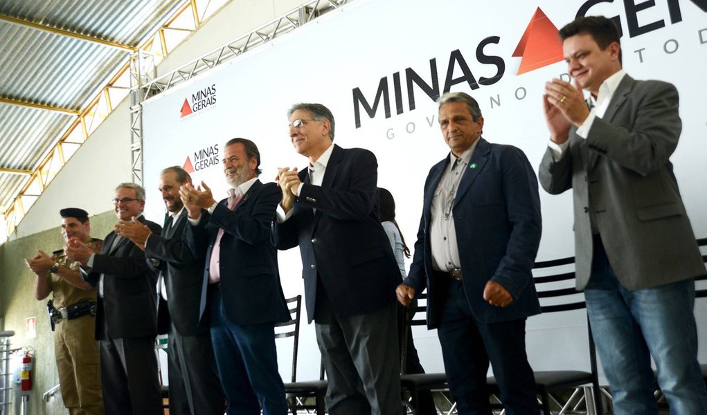 O governador de Minas Gerais, Fernando Pimentel, destacou os sacrifícios da vida pública no atual momento político do País; “Fui eleito e, desde o primeiro dia, sofri e tenho sofrido ataques constantes, quase que diários, calúnias, mentiras, injustiças, agressões através da mídia e da imprensa lançadas contra mim, contra nós, até contra a minha família, mas estamos resistindo”, disse ele, indiciado pela PF na Operação Acrônimo; e acordo com o governador, o Brasil passa por uma crise em sua democracia, mas que é possível superá-la com trabalho (Foto: Leonardo Lucena) O governador de Minas Gerais, Fernando Pimentel, destacou os sacrifícios da vida pública no atual momento político do País; “Fui eleito e, desde o primeiro dia, sofri e tenho sofrido ataques constantes, quase que diários, calúnias, mentiras, injustiças, agressões através da mídia e da imprensa lançadas contra mim, contra nós, até contra a minha família, mas estamos resistindo”, disse ele, indiciado pela PF na Operação Acrônimo; e acordo com o governador, o Brasil passa por uma crise em sua democracia, mas que é possível superá-la com trabalho