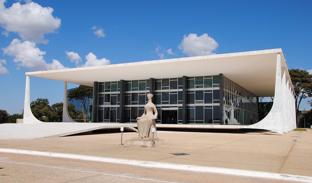 "Existe um amplo consenso no Brasil e no mundo inteiro a respeito do golpe de Estado de novo tipo que está em andamento no país. É um golpe diferente daqueles que a classe dominante empregou no passado, apoiado nas forças armadas e na repressão generalizada", diz o colunista do 247; ele destaca a função do STF, do Ministério Público e da Polícia Federal no "golpe jurídico-midiático-parlamentar"; "E é notória a participação do STF na engrenagem golpista. Na Suprema Corte do Brasil alguns juízes se camuflam com suas togas para desempenharem funções partidárias, dando assim ares de 'normalidade institucional' para um processo que, na realidade, inocula o país com tendências fascistas" (Foto: Jeferson Miola) "Existe um amplo consenso no Brasil e no mundo inteiro a respeito do golpe de Estado de novo tipo que está em andamento no país. É um golpe diferente daqueles que a classe dominante empregou no passado, apoiado nas forças armadas e na repressão generalizada", diz o colunista do 247; ele destaca a função do STF, do Ministério Público e da Polícia Federal no "golpe jurídico-midiático-parlamentar"; "E é notória a participação do STF na engrenagem golpista. Na Suprema Corte do Brasil alguns juízes se camuflam com suas togas para desempenharem funções partidárias, dando assim ares de 'normalidade institucional' para um processo que, na realidade, inocula o país com tendências fascistas"
