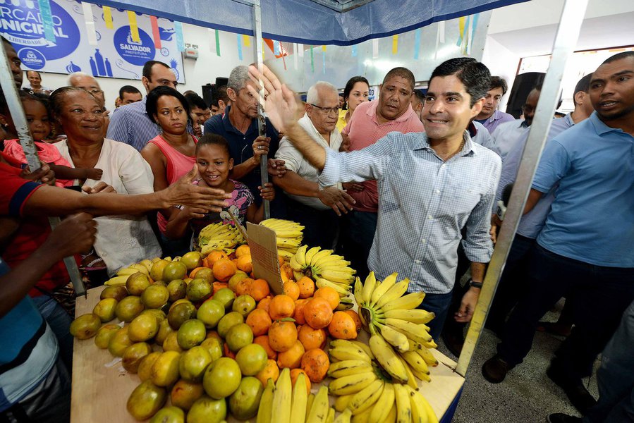O prefeito ACM Neto inaugurou nesta segunda-feira o Mercado Municipal da Liberdade Antônio Lima, construído na área da antiga Cesta do Povo do bairro; o empreendimento teve investimento de R$ 1,8 milhão, e tem um único pavimento, com 18 boxes para lanchonetes, restaurantes, comércio de carnes e frutos do mar etc.; o democrata disse que a relação entre prefeitura e comerciantes de rua "mudou de medo para parceria nos últimos três anos, e que a administração municipal vem investindo na construção de mercados e requalificação de feiras livres e áreas de atuação do comércio de rua" (Foto: Romulo Faro) O prefeito ACM Neto inaugurou nesta segunda-feira o Mercado Municipal da Liberdade Antônio Lima, construído na área da antiga Cesta do Povo do bairro; o empreendimento teve investimento de R$ 1,8 milhão, e tem um único pavimento, com 18 boxes para lanchonetes, restaurantes, comércio de carnes e frutos do mar etc.; o democrata disse que a relação entre prefeitura e comerciantes de rua "mudou de medo para parceria nos últimos três anos, e que a administração municipal vem investindo na construção de mercados e requalificação de feiras livres e áreas de atuação do comércio de rua"
