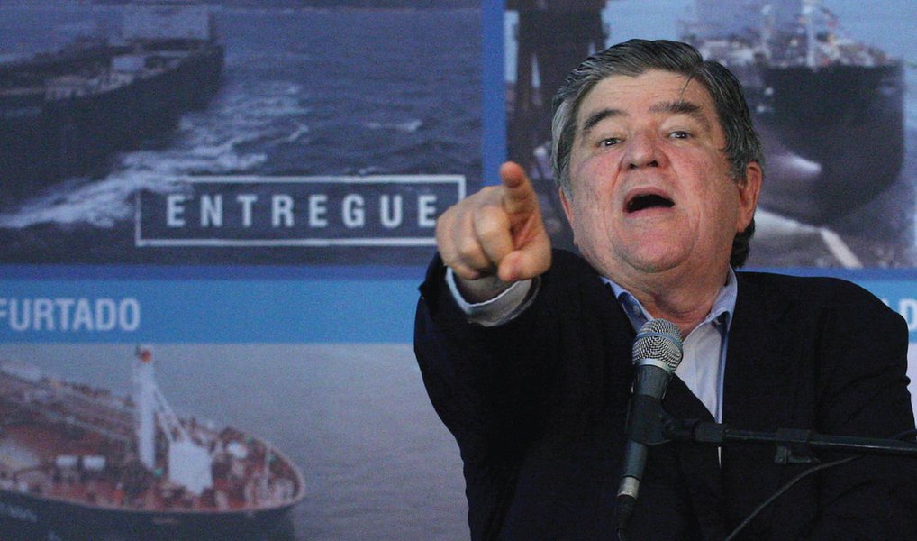 O ex-presidente da Transpetro Sérgio Machado afirmou, em acordo de delação premiada, que repassou R$ 71,7 milhões "tanto na forma de doações oficiais quanto em dinheiro em espécie" ao presidente do Senado, Renan Calheiros (PMDB-AL), ao senador Romero Jucá (PMDB-RR) e ao ex-presidente José Sarney (PMDB-AP); segundo o delator, os pagamentos ocorreram enquanto ele ocupou o cargo na Transpetro, de 2003 a 2014, na seguinte proporção: R$ 32,2 milhões para Renan, R$ 21 milhões para Jucá e R$ 18,5 milhões para Sarney; as informações constam da decisão tomada pelo ministro do STF Teori Zavascki em que negou o pedido de prisão contra os três feito por Rodrigo Janot (Foto: Valter Lima) O ex-presidente da Transpetro Sérgio Machado afirmou, em acordo de delação premiada, que repassou R$ 71,7 milhões "tanto na forma de doações oficiais quanto em dinheiro em espécie" ao presidente do Senado, Renan Calheiros (PMDB-AL), ao senador Romero Jucá (PMDB-RR) e ao ex-presidente José Sarney (PMDB-AP); segundo o delator, os pagamentos ocorreram enquanto ele ocupou o cargo na Transpetro, de 2003 a 2014, na seguinte proporção: R$ 32,2 milhões para Renan, R$ 21 milhões para Jucá e R$ 18,5 milhões para Sarney; as informações constam da decisão tomada pelo ministro do STF Teori Zavascki em que negou o pedido de prisão contra os três feito por Rodrigo Janot