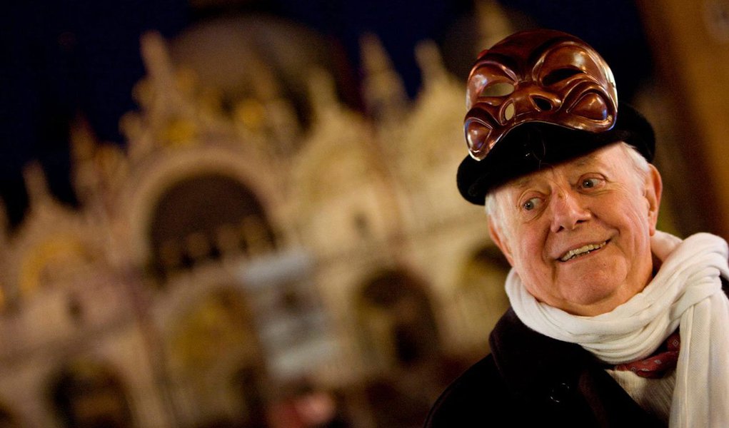 Corpo do escritor, dramaturgo e Nobel de Literatura italiano, foi recebido na Piazza Duomo sob gritos de "Dario", após percorrer cerca de 3 kms no cortejo fúnebre que o levou do Piccolo Teatro Strehler, onde havia sido velado; debaixo de chuva, parentes, amigos e admiradores acompanharam o caixão pelas ruas do coração de Milão, ao som de "Bella ciao", música símbolo da Resistência Italiana (Foto: Realle Palazzo-Martini) Corpo do escritor, dramaturgo e Nobel de Literatura italiano, foi recebido na Piazza Duomo sob gritos de "Dario", após percorrer cerca de 3 kms no cortejo fúnebre que o levou do Piccolo Teatro Strehler, onde havia sido velado; debaixo de chuva, parentes, amigos e admiradores acompanharam o caixão pelas ruas do coração de Milão, ao som de "Bella ciao", música símbolo da Resistência Italiana