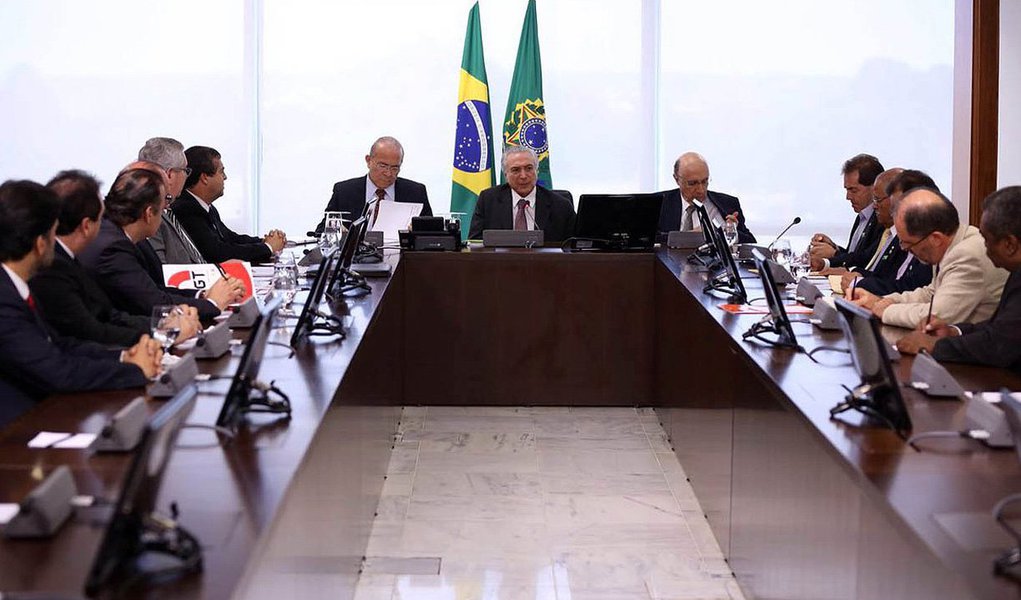 Apesar das juras de amor à Lava Jato, o Planalto estuda retirar a urgência de parte das medidas anticorrupção propostas pelo Ministério Público, segundo a colunista Natuza Nery, do Painel; o motivo: elas trancarão a pauta da Câmara a partir desta terça-feira e, segundo ministros, ainda não estariam maduras para apreciação; “o status de urgência garante a prioridade na votação, travando, assim, tramitações importantes para o governo, como a da lei que definirá novas regras para nomeação em fundos de pensão” (Foto: Roberta Namour) Apesar das juras de amor à Lava Jato, o Planalto estuda retirar a urgência de parte das medidas anticorrupção propostas pelo Ministério Público, segundo a colunista Natuza Nery, do Painel; o motivo: elas trancarão a pauta da Câmara a partir desta terça-feira e, segundo ministros, ainda não estariam maduras para apreciação; “o status de urgência garante a prioridade na votação, travando, assim, tramitações importantes para o governo, como a da lei que definirá novas regras para nomeação em fundos de pensão”