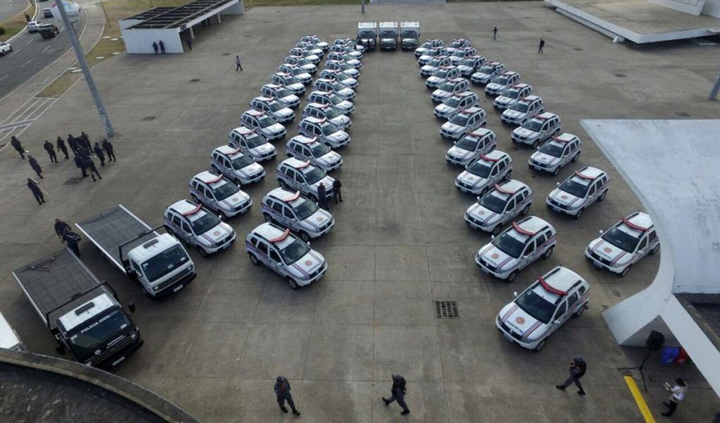 Em 20 meses, o governo do Maranhão entregou 345 novas viaturas, reforçando o policiamento em todas as regiões maranhenses; dessa vez, a PM recebeu 50 novas viaturas e a Polícia Civil foi equipada com novos seis veículos – sendo quatro destinados para o trabalho de perícia e dois para guincho; “Em meio às dificuldades pelas quais passa o país, não temos condições de superar todas as carências instantaneamente. Trata-se de uma decisão política priorizar como escolha legítima o Sistema de Segurança porque ele é uma premissa para a realização de outros direitos, tais como lazer, acesso à cultura, à convivência comunitária, acesso mesmo à educação. Trata-se de um enorme esforço fiscal que nós estamos fazendo”, disse Dino (Foto: Leonardo Lucena) Em 20 meses, o governo do Maranhão entregou 345 novas viaturas, reforçando o policiamento em todas as regiões maranhenses; dessa vez, a PM recebeu 50 novas viaturas e a Polícia Civil foi equipada com novos seis veículos – sendo quatro destinados para o trabalho de perícia e dois para guincho; “Em meio às dificuldades pelas quais passa o país, não temos condições de superar todas as carências instantaneamente. Trata-se de uma decisão política priorizar como escolha legítima o Sistema de Segurança porque ele é uma premissa para a realização de outros direitos, tais como lazer, acesso à cultura, à convivência comunitária, acesso mesmo à educação. Trata-se de um enorme esforço fiscal que nós estamos fazendo”, disse Dino