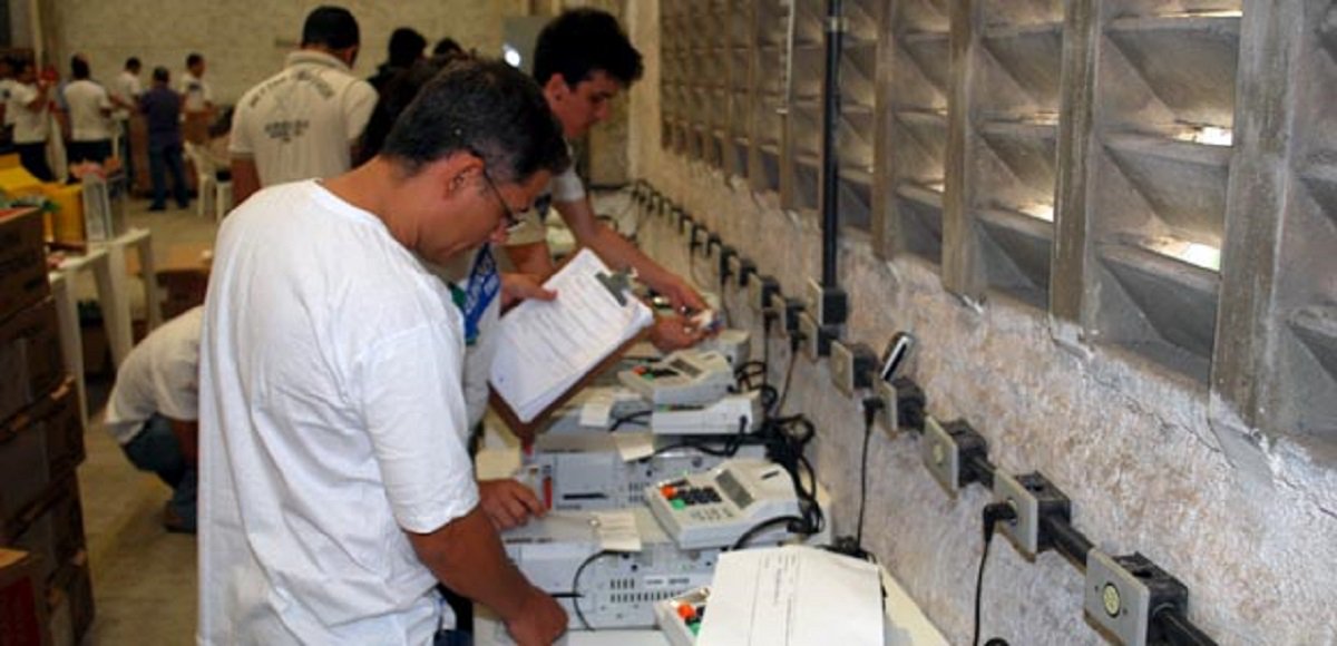 O Tribunal Regional Eleitoral do Ceará deverá realizar a geração de mídias para o 2º turno das eleições, a partir de 13 horas de amanhã (19) e partir das 8 horas do dia 20, quarta-feira. Estão sendo convocados para acompanhar os trabalhos os representantes dos partidos, coligações, Ministério Público e Ordem dos Advogados do Brasil (OAB-CE). Serão disponibilizadas para o 2º turno 5.643 urnas eletrônicas, sendo 4.492 para as seções eleitorais de votação de Fortaleza, 601 urnas para as seções de Caucaia, 522 urnas reservas e 39 urnas eletrônicas para as Mesas Receptoras de Justificativas (Foto: Fatima 247) O Tribunal Regional Eleitoral do Ceará deverá realizar a geração de mídias para o 2º turno das eleições, a partir de 13 horas de amanhã (19) e partir das 8 horas do dia 20, quarta-feira. Estão sendo convocados para acompanhar os trabalhos os representantes dos partidos, coligações, Ministério Público e Ordem dos Advogados do Brasil (OAB-CE). Serão disponibilizadas para o 2º turno 5.643 urnas eletrônicas, sendo 4.492 para as seções eleitorais de votação de Fortaleza, 601 urnas para as seções de Caucaia, 522 urnas reservas e 39 urnas eletrônicas para as Mesas Receptoras de Justificativas