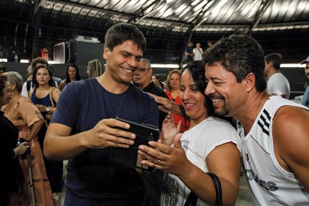 O candidato à prefeitura do Rio, Pedro Paulo (PMDB), visitou a Zona Portuária do Rio e recebeu de empreendedores pequenos empresários uma lista de propostas para que a região continue sendo um polo de atração de turistas e de cariocas; após o encontro, o peemedebista disse que, se for eleito, investirá na construção de 10 mil moradias populares, nos próximos dez anos, na Zona Portuária (Foto: Leonardo Lucena) O candidato à prefeitura do Rio, Pedro Paulo (PMDB), visitou a Zona Portuária do Rio e recebeu de empreendedores pequenos empresários uma lista de propostas para que a região continue sendo um polo de atração de turistas e de cariocas; após o encontro, o peemedebista disse que, se for eleito, investirá na construção de 10 mil moradias populares, nos próximos dez anos, na Zona Portuária