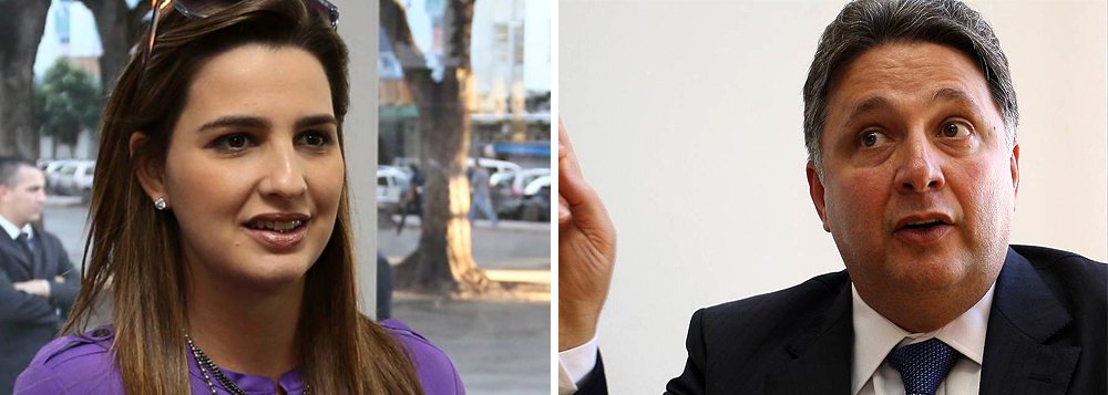 Ex-governador Anthony Garotinho e sua filha, a deputada federal Clarissa Garotinho, do PR, sinalizam uma briga de família na disputa à prefeitura do Rio; "Sou presidente do diretório estadual, e ela do municipal. Posso intervir", afirmou Garotinho; ele quer se coligar com o deputado federal Indio da Costa (PSD); Clarissa prefere lançar-se candidata, mas trabalha por uma união com o senador Marcelo Crivella (PRB) (Foto: Roberta Namour) Ex-governador Anthony Garotinho e sua filha, a deputada federal Clarissa Garotinho, do PR, sinalizam uma briga de família na disputa à prefeitura do Rio; "Sou presidente do diretório estadual, e ela do municipal. Posso intervir", afirmou Garotinho; ele quer se coligar com o deputado federal Indio da Costa (PSD); Clarissa prefere lançar-se candidata, mas trabalha por uma união com o senador Marcelo Crivella (PRB)