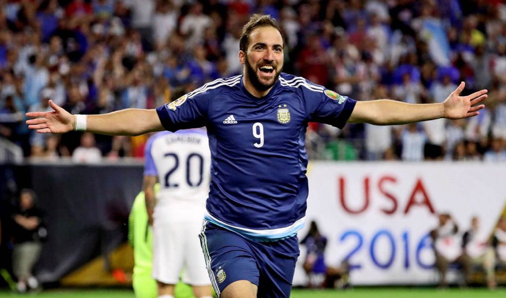 "Posso confirmar que o contrato foi depositado com a Liga e o acordo foi feito", disse o porta-voz do Napoli, Nicola Lombardi, à Reuters, nesta terça-feira; a Juventus irá pagar 90 milhões de euros em duas parcelas por Higuaín, que ainda tinha dois anos de contrato, acrescentou Lombardi (Foto: Gisele Federicce) "Posso confirmar que o contrato foi depositado com a Liga e o acordo foi feito", disse o porta-voz do Napoli, Nicola Lombardi, à Reuters, nesta terça-feira; a Juventus irá pagar 90 milhões de euros em duas parcelas por Higuaín, que ainda tinha dois anos de contrato, acrescentou Lombardi