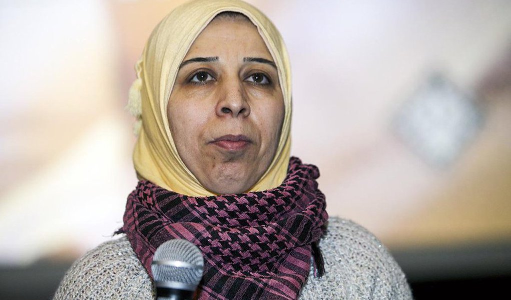 Baixinha, Souad Nawfal, que tem como hábito usar apenas o hijab, e por tradição identitária, não por obrigação, chegou a passar meses protestando contra a imposição de uma nova ideologia que segundo ela é totalitarista e contrária ao verdadeiro islã (Foto: David Arioch) Baixinha, Souad Nawfal, que tem como hábito usar apenas o hijab, e por tradição identitária, não por obrigação, chegou a passar meses protestando contra a imposição de uma nova ideologia que segundo ela é totalitarista e contrária ao verdadeiro islã