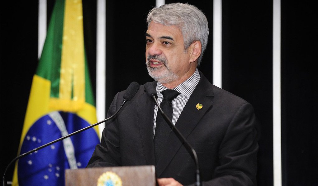 Para o senador Humberto Costa (PT-PE), a Comissão Especial do Impeachment do Senado encerrou a fase de oitivas de testemunhas sem conseguir provar que a presidenta Dilma Rousseff tenha cometido crime de responsabilidade; "Isso aqui que está acontecendo na comissão é algo absolutamente surreal. Iremos impedir uma presidenta eleita por 54 milhões de brasileiros por conta de três decretos de suplementação, mais uma denúncia de pedaladas fiscais, que não caracterizam qualquer crime por parte de Dilma", afirmou; "Tudo isso nos coloca de maneira muito clara que o acontece aqui é um julgamento de conteúdo meramente político. Eles escolheram alguém pra ser criminosa e estão atrás de um crime até hoje", disse (Foto: Paulo Emílio) Para o senador Humberto Costa (PT-PE), a Comissão Especial do Impeachment do Senado encerrou a fase de oitivas de testemunhas sem conseguir provar que a presidenta Dilma Rousseff tenha cometido crime de responsabilidade; "Isso aqui que está acontecendo na comissão é algo absolutamente surreal. Iremos impedir uma presidenta eleita por 54 milhões de brasileiros por conta de três decretos de suplementação, mais uma denúncia de pedaladas fiscais, que não caracterizam qualquer crime por parte de Dilma", afirmou; "Tudo isso nos coloca de maneira muito clara que o acontece aqui é um julgamento de conteúdo meramente político. Eles escolheram alguém pra ser criminosa e estão atrás de um crime até hoje", disse
