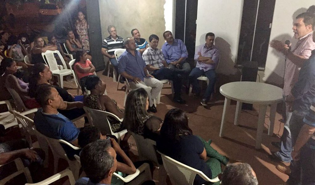 Durante reunião de lançamento da pré-candidatura a vereador de Gilvan Teles (PTB), na quadra 1.306 Sul, o prefeito Carlos Amastha (PSB), pré-candidato à reeleição, criticou a composição da Câmara Municipal; segundo Amastha, a Casa de Leis precisa ser "transformada" e necessita de mais "pessoas de bem, decentes, com caráter e que querem trabalhar pela população" (Foto: Aquiles Lins) Durante reunião de lançamento da pré-candidatura a vereador de Gilvan Teles (PTB), na quadra 1.306 Sul, o prefeito Carlos Amastha (PSB), pré-candidato à reeleição, criticou a composição da Câmara Municipal; segundo Amastha, a Casa de Leis precisa ser "transformada" e necessita de mais "pessoas de bem, decentes, com caráter e que querem trabalhar pela população"