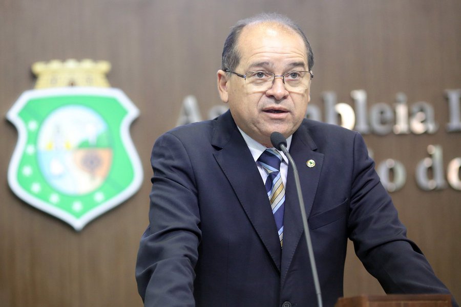 “A situação do Ceará é melhor que a de São Paulo, Minas Gerais, Rio de Janeiro”, avaliou nesta quinta-feira (16) o deputado Zé Ailton Brasil (PP). Ele lembrou que o Governo irá adiantar, até o final do mês, 50% do 13º dos servidores e destacou que, na atual gestão, o Estado gerou superávit primário de R$ 460 milhões em 2015 e este ano, até abril, de R$ 1,026 bilhão (Foto: Rodrigo Rocha) “A situação do Ceará é melhor que a de São Paulo, Minas Gerais, Rio de Janeiro”, avaliou nesta quinta-feira (16) o deputado Zé Ailton Brasil (PP). Ele lembrou que o Governo irá adiantar, até o final do mês, 50% do 13º dos servidores e destacou que, na atual gestão, o Estado gerou superávit primário de R$ 460 milhões em 2015 e este ano, até abril, de R$ 1,026 bilhão