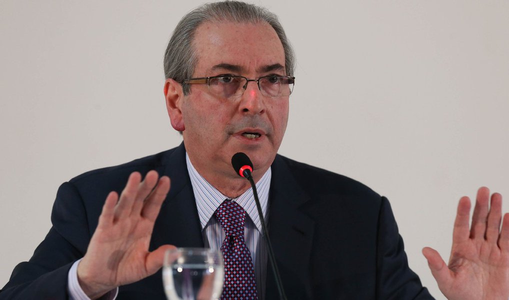 Aliados de Eduardo Cunha (PMDB-RJ) afirmaram que o deputado afastado deverá renunciar ao cargo de presidente da Câmara somente se a maioria dos deputados da Comissão de Constituição e Justiça (CCJ) acatar o recurso, impetrado por ele, que questiona pontos das tramitação do processo que recomenda sua cassação no Conselho de Ética; "Se ganhar na CCJ, ele renuncia à presidência (da Câmara)", afirmou um interlocutor; caso Cunha consiga a maioria dos votos na CCJ, o processo de cassação volta à estaca zero (Foto: Paulo Emílio) Aliados de Eduardo Cunha (PMDB-RJ) afirmaram que o deputado afastado deverá renunciar ao cargo de presidente da Câmara somente se a maioria dos deputados da Comissão de Constituição e Justiça (CCJ) acatar o recurso, impetrado por ele, que questiona pontos das tramitação do processo que recomenda sua cassação no Conselho de Ética; "Se ganhar na CCJ, ele renuncia à presidência (da Câmara)", afirmou um interlocutor; caso Cunha consiga a maioria dos votos na CCJ, o processo de cassação volta à estaca zero