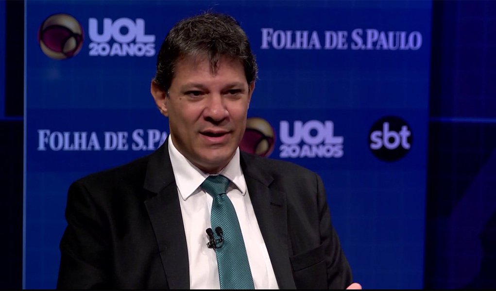 Em sabatina realizada nesta terça-feira 26 pelo UOL, Folha de S. Paulo e SBT, o prefeito de São Paulo, candidato à reeleição, atribui sua baixa aprovação nas pesquisas à pouca divulgação de suas ações aos eleitores; Fernando Haddad (PT) disse ter cortado em mais de 50% a verba de publicidade devido à "situação adversa" em que assumiu o município; além disso, afirmou que a crise política do Brasil tomou os debates nacionais, deixando um "déficit de comunicação" com o paulistano sobre a cidade (Foto: Gisele Federicce) Em sabatina realizada nesta terça-feira 26 pelo UOL, Folha de S. Paulo e SBT, o prefeito de São Paulo, candidato à reeleição, atribui sua baixa aprovação nas pesquisas à pouca divulgação de suas ações aos eleitores; Fernando Haddad (PT) disse ter cortado em mais de 50% a verba de publicidade devido à "situação adversa" em que assumiu o município; além disso, afirmou que a crise política do Brasil tomou os debates nacionais, deixando um "déficit de comunicação" com o paulistano sobre a cidade