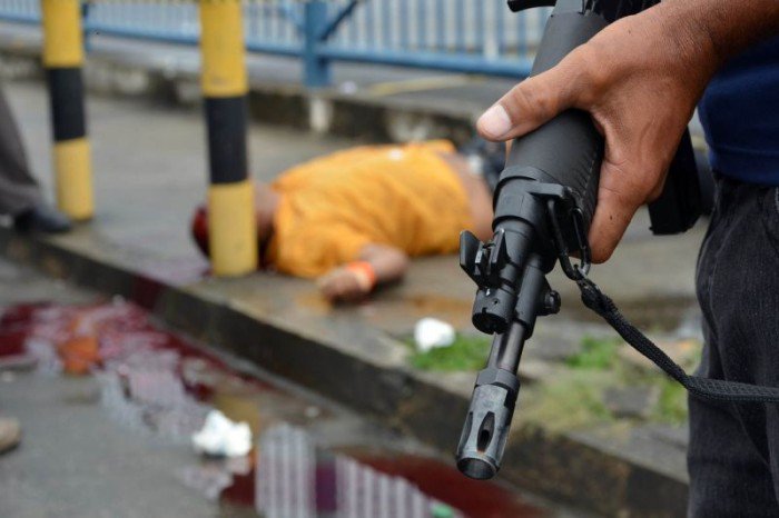 Matam pela cor da pele do menino que sai de casa com um saco de pipoca e matam aqueles que praticam sua sexualidade de forma livre, como o século 21 permite. Matam mulheres por serem mulheres. Lutar contra o golpe em curso no Brasil também é lutar por maior proteção de nossas minorias. Chega de mortes diárias por absurdos. A vida vale muito (Foto: Jandira Feghali) Matam pela cor da pele do menino que sai de casa com um saco de pipoca e matam aqueles que praticam sua sexualidade de forma livre, como o século 21 permite. Matam mulheres por serem mulheres. Lutar contra o golpe em curso no Brasil também é lutar por maior proteção de nossas minorias. Chega de mortes diárias por absurdos. A vida vale muito