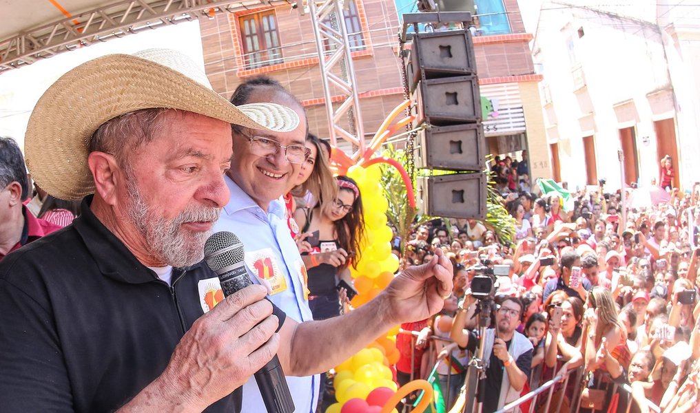 Diante do apelo da população, o ex-presidente fez uma parada inesperada, fora da agenda, na cidade de Crato, no Ceará, onde também discursou, depois de Barbalha; em sua fala, voltou a criticar o impeachment de Dilma Rousseff: "Temos que respeitar somente os presidentes eleitos democraticamente. Por que se ele não for eleito, é o quê?", indagou; o público respondeu: "Golpista!"; Lula destacou os avanços no Nordeste durante seu governo (Foto: Gisele Federicce) Diante do apelo da população, o ex-presidente fez uma parada inesperada, fora da agenda, na cidade de Crato, no Ceará, onde também discursou, depois de Barbalha; em sua fala, voltou a criticar o impeachment de Dilma Rousseff: "Temos que respeitar somente os presidentes eleitos democraticamente. Por que se ele não for eleito, é o quê?", indagou; o público respondeu: "Golpista!"; Lula destacou os avanços no Nordeste durante seu governo