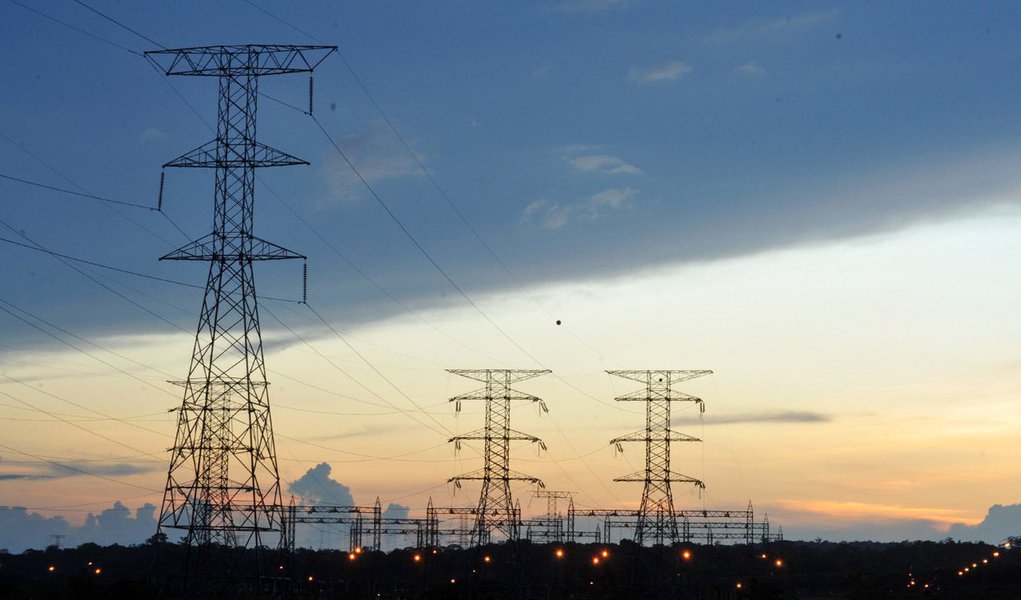 Estatal federal Eletrobras convocou para 22 de julho uma assembleia de acionistas que levará à União um pedido para a injeção de pelo menos R$ 7 bilhões em suas distribuidoras de energia elétrica, além de uma proposta para vender todas essas subsidiárias até o final de 2017 (Foto: Paulo Emílio) Estatal federal Eletrobras convocou para 22 de julho uma assembleia de acionistas que levará à União um pedido para a injeção de pelo menos R$ 7 bilhões em suas distribuidoras de energia elétrica, além de uma proposta para vender todas essas subsidiárias até o final de 2017