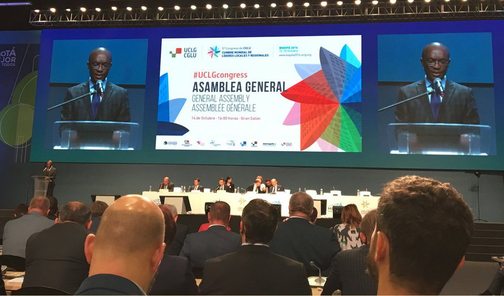 Referências internacionais estão juntas, nesta semana, em Quito, no Equador, para discutir, entre outros tópicos, paradigmas da internacionalização de estados e municípios; o encontro ocorre na 3ª Conferência das Nações Unidas sobre Habitação e Desenvolvimento Sustentável (Habitat III), com o objetivo de envolver diversos países nas discussões para construção da Nova Agenda Urbana Mundial.; de acordo com o assessor de Relações Internacionais do Governo, Hugo Salomão; "governos subnacionais são fundamentais para que metas e compromissos universais, assumidos pelos respectivos países, sejam de fato alcançados, como é o caso dos Objetivos de Desenvolvimento Sustentável (ODS) da ONU e o Acordo de Paris, resultante da COP21, que versa sobre as mudanças climáticas" (Foto: Leonardo Lucena) Referências internacionais estão juntas, nesta semana, em Quito, no Equador, para discutir, entre outros tópicos, paradigmas da internacionalização de estados e municípios; o encontro ocorre na 3ª Conferência das Nações Unidas sobre Habitação e Desenvolvimento Sustentável (Habitat III), com o objetivo de envolver diversos países nas discussões para construção da Nova Agenda Urbana Mundial.; de acordo com o assessor de Relações Internacionais do Governo, Hugo Salomão; "governos subnacionais são fundamentais para que metas e compromissos universais, assumidos pelos respectivos países, sejam de fato alcançados, como é o caso dos Objetivos de Desenvolvimento Sustentável (ODS) da ONU e o Acordo de Paris, resultante da COP21, que versa sobre as mudanças climáticas"