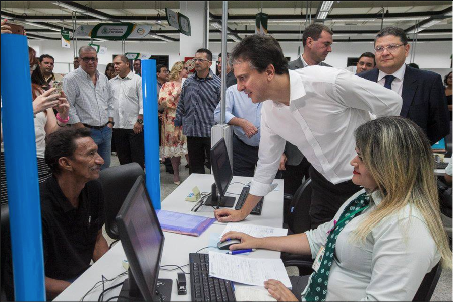 “São diversos serviços que estão reunidos em um só local para facilitar a vida do cidadão, dando mais agilidade, menos burocracia. Esse é um equipamento que traz mais eficiência ao atendimento a população de Fortaleza”, destacou o governador Camilo Santana (PT), durante a inauguração do Vapt Vupt no bairro Antônio Bezerra, em Fortaleza, nesta quarta (19). A unidade integra 24 órgãos estaduais e municipais para atendimento ao cidadão, oferece mais de 350 serviços disponíveis e tem capacidade para três mil atendimentos diários (Foto: Rodrigo Rocha) “São diversos serviços que estão reunidos em um só local para facilitar a vida do cidadão, dando mais agilidade, menos burocracia. Esse é um equipamento que traz mais eficiência ao atendimento a população de Fortaleza”, destacou o governador Camilo Santana (PT), durante a inauguração do Vapt Vupt no bairro Antônio Bezerra, em Fortaleza, nesta quarta (19). A unidade integra 24 órgãos estaduais e municipais para atendimento ao cidadão, oferece mais de 350 serviços disponíveis e tem capacidade para três mil atendimentos diários