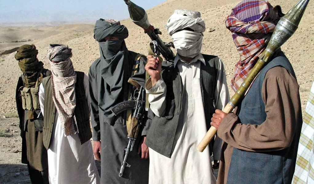 Taliban e o governo do Afeganistão retomaram conversas de paz secretas em setembro e realizaram duas rodadas de discussões no Catar; diplomata sênior norte-americano teria participado das reuniões ocorridas no Catar, onde o grupo islâmico possui um escritório diplomático; conversas de paz anteriores mediadas pelo Paquistão não resultaram em grandes avanços e travaram quando os Estados Unidos mataram o ex-líder do Taliban mulá Akhtar Mansour em solo paquistanês em maio (Foto: Paulo Emílio) Taliban e o governo do Afeganistão retomaram conversas de paz secretas em setembro e realizaram duas rodadas de discussões no Catar; diplomata sênior norte-americano teria participado das reuniões ocorridas no Catar, onde o grupo islâmico possui um escritório diplomático; conversas de paz anteriores mediadas pelo Paquistão não resultaram em grandes avanços e travaram quando os Estados Unidos mataram o ex-líder do Taliban mulá Akhtar Mansour em solo paquistanês em maio