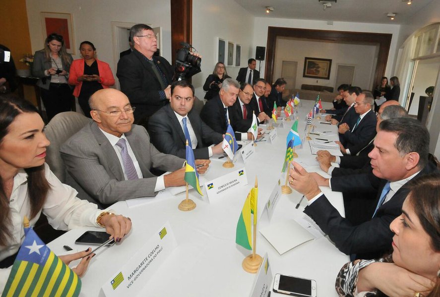 Antes do encontro com o presidente interino Michel Temer, na tarde desta segunda-feira, os governadores já estão reunidos na residência oficial de Águas Claras, com o governador do Distrito Federal, Rodrigo Rollemberg; eles vão debater a aprovação do projeto que altera as regras do Simples Nacional, a retomada das operações de crédito e defender questões específicas de cada estado para renegociar dívidas; governadores defendem alongamento da dívida por 20 anos, com a possibilidade de os estados que desejarem pedir carência de 100% das parcelas por dois anos, retomando o pagamento das prestações após esse prazo (Foto: José Barbacena) Antes do encontro com o presidente interino Michel Temer, na tarde desta segunda-feira, os governadores já estão reunidos na residência oficial de Águas Claras, com o governador do Distrito Federal, Rodrigo Rollemberg; eles vão debater a aprovação do projeto que altera as regras do Simples Nacional, a retomada das operações de crédito e defender questões específicas de cada estado para renegociar dívidas; governadores defendem alongamento da dívida por 20 anos, com a possibilidade de os estados que desejarem pedir carência de 100% das parcelas por dois anos, retomando o pagamento das prestações após esse prazo