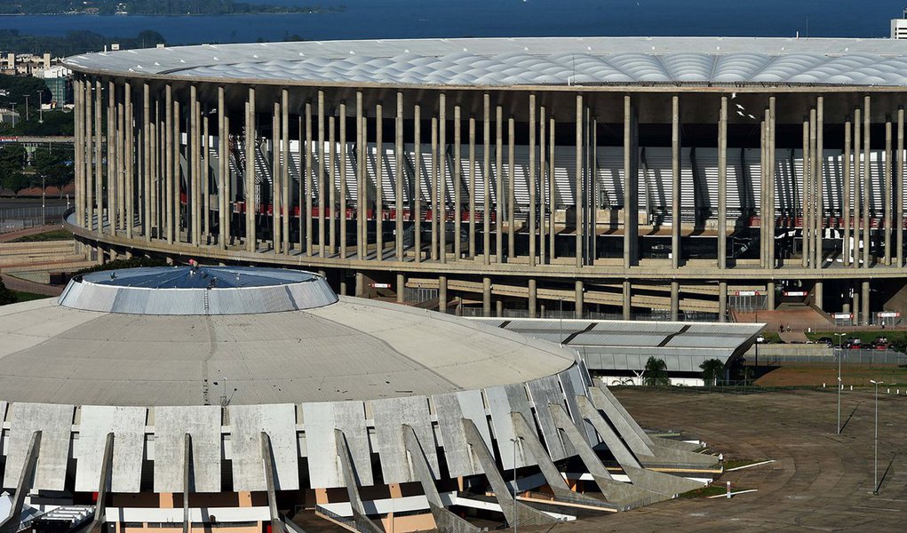 O governo do Distrito Federal publicou um decreto determinando multa de R$ 2 mil para ambulantes não cadastrados que forem flagrados pela Agefis vendendo perto do Estádio Nacional de Brasília, o Mané Garrincha; a medida também prevê apreendidos de produtos e valendo até o dia 21 de agosto; além da restrição a ambulantes, o texto prevê multa por publicidade irregular; a taxa mais baixa vai para quem usar fantasias ou roupas com propaganda, que terá de pagar no mínimo R$ 500; a multa mais cara, de pelo menos R$ 5 mil, será aplicada por anúncios fixos no chão ou em balões flutuantes (Foto: Leonardo Lucena) O governo do Distrito Federal publicou um decreto determinando multa de R$ 2 mil para ambulantes não cadastrados que forem flagrados pela Agefis vendendo perto do Estádio Nacional de Brasília, o Mané Garrincha; a medida também prevê apreendidos de produtos e valendo até o dia 21 de agosto; além da restrição a ambulantes, o texto prevê multa por publicidade irregular; a taxa mais baixa vai para quem usar fantasias ou roupas com propaganda, que terá de pagar no mínimo R$ 500; a multa mais cara, de pelo menos R$ 5 mil, será aplicada por anúncios fixos no chão ou em balões flutuantes