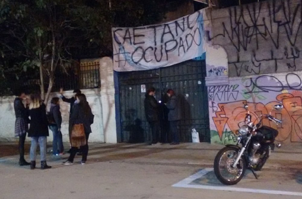 Alunos ocupam desde a noite de sexta-feira (7) a Escola Estadual Caetano de Campos, no bairro da Consolação, centro da capital paulista, segundo informações da Polícia Militar; eles protestam contra a reforma do ensino médio, proposta pelo governo federal; de acordo com a assessoria da PM, os estudantes continuam no local e a ocupação segue pacífica; segundo a União Brasileira dos Estudantes Secundaristas (Ubes), 62 escolas estão ocupadas por alunos em todo o país (Foto: Romulo Faro) Alunos ocupam desde a noite de sexta-feira (7) a Escola Estadual Caetano de Campos, no bairro da Consolação, centro da capital paulista, segundo informações da Polícia Militar; eles protestam contra a reforma do ensino médio, proposta pelo governo federal; de acordo com a assessoria da PM, os estudantes continuam no local e a ocupação segue pacífica; segundo a União Brasileira dos Estudantes Secundaristas (Ubes), 62 escolas estão ocupadas por alunos em todo o país