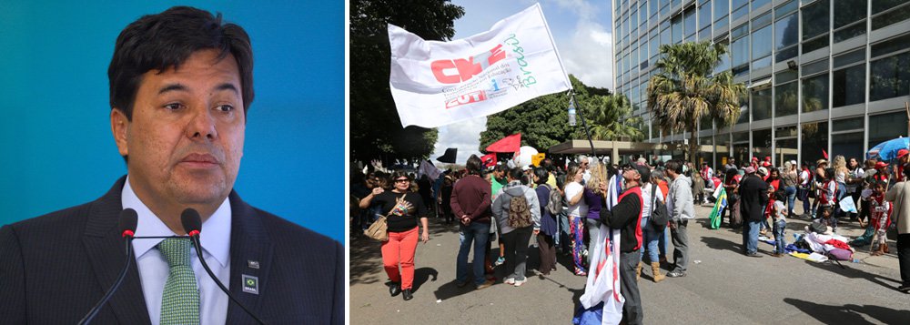 Ministro interino da Educação dispensou, nesta quinta-feira 30, um grupo de 62 funcionários que prestavam serviço de segurança na pasta. O pretexto foi o ato realizado ontem na sede do MEC por profissionais de educação e integrantes de movimentos sociais contra o desmanche do Conselho Nacional de Educação (Foto: Gisele Federicce) Ministro interino da Educação dispensou, nesta quinta-feira 30, um grupo de 62 funcionários que prestavam serviço de segurança na pasta. O pretexto foi o ato realizado ontem na sede do MEC por profissionais de educação e integrantes de movimentos sociais contra o desmanche do Conselho Nacional de Educação