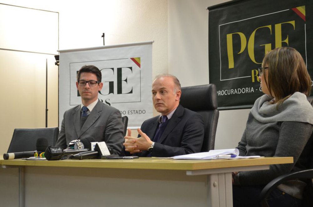 A Procuradoria Geral do Estado do Rio Grande do Sul (PGE-RS) ingressou com uma ação civil pública pedindo a desocupação de 110 escolas ou a garantia da realização de aulas de forma pacífica; a ação foi protocolada no Foro Central de Porto Alegre, com pedido de liminar. Segundo o Procurador Geral do Estado, Euzébio Fernando Ruschel, após várias tentativas de negociação com os ocupantes, o prazo acabou, pois o governo teme que o calendário letivo corra risco; “Após a entrega de duas propostas pelo governo, movimentos que resultaram infrutíferos, a PGE ajuizou a ação requerendo a desocupação das escolas”, disse o procurador (Foto: Leonardo Lucena) A Procuradoria Geral do Estado do Rio Grande do Sul (PGE-RS) ingressou com uma ação civil pública pedindo a desocupação de 110 escolas ou a garantia da realização de aulas de forma pacífica; a ação foi protocolada no Foro Central de Porto Alegre, com pedido de liminar. Segundo o Procurador Geral do Estado, Euzébio Fernando Ruschel, após várias tentativas de negociação com os ocupantes, o prazo acabou, pois o governo teme que o calendário letivo corra risco; “Após a entrega de duas propostas pelo governo, movimentos que resultaram infrutíferos, a PGE ajuizou a ação requerendo a desocupação das escolas”, disse o procurador