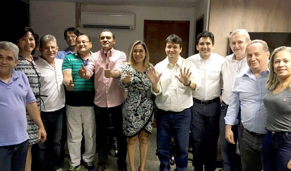 Os pré-candidatos a prefeito de Palmas Fabiano Parafusos (PRB), Wanderlei Barbosa (SD), Luana Ribeiro (PDT) e João Campos (PSC) se reuniram na noite dessa quinta-feira, 21, junto com líderes do DEM, Pros e PPS para firmarem o compromisso de se unirem em torno de uma candidatura do grupo; definição do candidato será tomada a partir do resultado de uma pesquisa qualitativa; para Fabiano, critério mostrará que seu nome é o mais adequado ao perfil que a população quer como próximo prefeito; "Eu respeito todos os pré-candidatos, mas eu considero que sou a opção mais viável e acredito que a pesquisa vai mostrar isso", disse; convenção do PRB acontece no dia 5 de agosto (Foto: Aquiles Lins) Os pré-candidatos a prefeito de Palmas Fabiano Parafusos (PRB), Wanderlei Barbosa (SD), Luana Ribeiro (PDT) e João Campos (PSC) se reuniram na noite dessa quinta-feira, 21, junto com líderes do DEM, Pros e PPS para firmarem o compromisso de se unirem em torno de uma candidatura do grupo; definição do candidato será tomada a partir do resultado de uma pesquisa qualitativa; para Fabiano, critério mostrará que seu nome é o mais adequado ao perfil que a população quer como próximo prefeito; "Eu respeito todos os pré-candidatos, mas eu considero que sou a opção mais viável e acredito que a pesquisa vai mostrar isso", disse; convenção do PRB acontece no dia 5 de agosto
