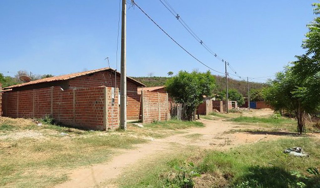 A Distribuidora Eletrobras Piauí iniciou o Programa de Eliminação de Gambiarras em abril de 2015 com o objetivo de ampliar as redes de média e baixa tensão para a regularização de 11 mil unidades consumidoras na região metropolitana de Teresina e municípios próximos, como Madeiro, Miguel Alves, Prata do Piauí, Alto Longá, Palmeirais, Demerval Lobão e Beneditinos; das 31 obras iniciadas, 19 foram concluídas e dez estão em fase de conclusão. Isso representa mais de 7 mil famílias, cerca de 28 mil pessoas atendidas com energia regular e de qualidade; nas obras, foram implantados mais de três mil postes para o lançamento de 3,5 km de cabos multiplexados (Foto: Leonardo Lucena) A Distribuidora Eletrobras Piauí iniciou o Programa de Eliminação de Gambiarras em abril de 2015 com o objetivo de ampliar as redes de média e baixa tensão para a regularização de 11 mil unidades consumidoras na região metropolitana de Teresina e municípios próximos, como Madeiro, Miguel Alves, Prata do Piauí, Alto Longá, Palmeirais, Demerval Lobão e Beneditinos; das 31 obras iniciadas, 19 foram concluídas e dez estão em fase de conclusão. Isso representa mais de 7 mil famílias, cerca de 28 mil pessoas atendidas com energia regular e de qualidade; nas obras, foram implantados mais de três mil postes para o lançamento de 3,5 km de cabos multiplexados