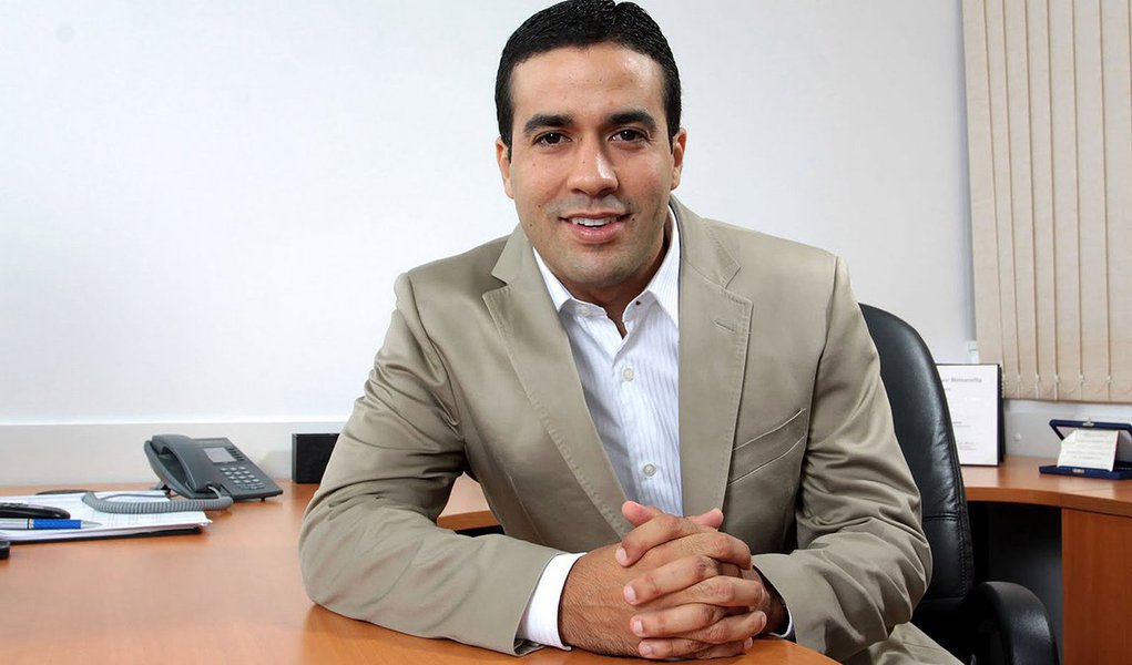 Para acabar com a especulação de que poderia compor a chapa do prefeito ACM Neto (DEM) nas eleições municipais deste ano, o deputado federal Lúcio Vieira Lima se reuniu nesta semana com o gestor soteropolitano e disse que o nome do PMDB para vice é o do deputado estadual Bruno Reis; nos bastidores, comentava-se que o PMDB poderia emplacar Lúcio na chapa de Neto, já que o secretário municipal de Mobilidade, Fábio Mota, não aceitou o convite para integrar o grupo no pleito; Mota era apontado como o favorito entre os peemedebistas para disputar a eleição, mas ainda no mês de fevereiro o titular da pasta fez questão de descartar essa possibilidade
(Foto: Leonardo Lucena)
Para acabar com a especulação de que poderia compor a chapa do prefeito ACM Neto (DEM) nas eleições municipais deste ano, o deputado federal Lúcio Vieira Lima se reuniu nesta semana com o gestor soteropolitano e disse que o nome do PMDB para vice é o do deputado estadual Bruno Reis; nos bastidores, comentava-se que o PMDB poderia emplacar Lúcio na chapa de Neto, já que o secretário municipal de Mobilidade, Fábio Mota, não aceitou o convite para integrar o grupo no pleito; Mota era apontado como o favorito entre os peemedebistas para disputar a eleição, mas ainda no mês de fevereiro o titular da pasta fez questão de descartar essa possibilidade