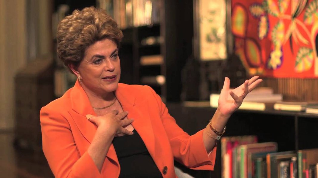 Em entrevista ao programa do DCM na TVT, presidente Dilma Rousseff disse que “golpe desse tipo não destrói a democracia: corrompe”; “Não tem saída para a crise que não passe pela minha volta”, afirmou; ela acrescentou ainda que somente a reforma política poderá tirar o país da crise de representatividade em que se encontra: "não é possível você ter 54 milhões de votos e isso não ter a menor correspondência com a sua maioria ou minoria”; sobre o governo interino de Michel Temer, disse que terá obrigação de "retomar direitos", como o Minha Casa Minha Vida; "O Estado brasileiro é obrigado a gastar recursos com aqueles que mais precisam. Ou então nós não teremos uma geração que vai ter condições mínimas de vida”, destacou (Foto: Roberta Namour) Em entrevista ao programa do DCM na TVT, presidente Dilma Rousseff disse que “golpe desse tipo não destrói a democracia: corrompe”; “Não tem saída para a crise que não passe pela minha volta”, afirmou; ela acrescentou ainda que somente a reforma política poderá tirar o país da crise de representatividade em que se encontra: "não é possível você ter 54 milhões de votos e isso não ter a menor correspondência com a sua maioria ou minoria”; sobre o governo interino de Michel Temer, disse que terá obrigação de "retomar direitos", como o Minha Casa Minha Vida; "O Estado brasileiro é obrigado a gastar recursos com aqueles que mais precisam. Ou então nós não teremos uma geração que vai ter condições mínimas de vida”, destacou
