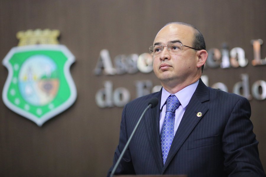 Diante de informações de que a Petrobras poderia retomar o projeto da Refinaria Premiun, mas desta vez, transferindo o investimento para o Minas Gerais, o deputado Sérgio Aguiar (PDT) cobrou hoje, em pronunciamento na Assembleia Legislativa, o ressarcimento do prejuízo financeiro causado ao Ceará com a desistência da instalação da Refinaria Premium e contestou a Agência Nacional do Petróleo, que defende a implantação do empreendimento no Triângulo Mineiro, com a alegação de que estaria mais próxima dos centros consumidores. "Faço uma contestação técnica e simples: a refinaria deve ficar próxima a um porto, como o do Pecém",disso o deputado (Foto: Fatima 247) Diante de informações de que a Petrobras poderia retomar o projeto da Refinaria Premiun, mas desta vez, transferindo o investimento para o Minas Gerais, o deputado Sérgio Aguiar (PDT) cobrou hoje, em pronunciamento na Assembleia Legislativa, o ressarcimento do prejuízo financeiro causado ao Ceará com a desistência da instalação da Refinaria Premium e contestou a Agência Nacional do Petróleo, que defende a implantação do empreendimento no Triângulo Mineiro, com a alegação de que estaria mais próxima dos centros consumidores. "Faço uma contestação técnica e simples: a refinaria deve ficar próxima a um porto, como o do Pecém",disso o deputado