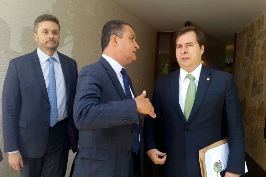 Em reunião na residência oficial do presidente da Câmara dos Deputados, Rodrigo Maia, na manhã desta terça-feira, em Brasília, o governador da Bahia, Rui Costa, pediu mudanças na repatriação de recursos mantidos fora do país sem a devida declaração à Receita Federal; o apelo feito por Rui é unânime entre os governadores; "Vamos batalhar para reintroduzir a participação dos Estados na multa que os contribuintes devem pagar na repatriação de recursos. Tudo é arrecadação e tudo deve ser compartilhado com os Estados, independentemente do valor arrecadado. O momento é difícil para todos, não só para a União", disse Rui (Foto: Romulo Faro) Em reunião na residência oficial do presidente da Câmara dos Deputados, Rodrigo Maia, na manhã desta terça-feira, em Brasília, o governador da Bahia, Rui Costa, pediu mudanças na repatriação de recursos mantidos fora do país sem a devida declaração à Receita Federal; o apelo feito por Rui é unânime entre os governadores; "Vamos batalhar para reintroduzir a participação dos Estados na multa que os contribuintes devem pagar na repatriação de recursos. Tudo é arrecadação e tudo deve ser compartilhado com os Estados, independentemente do valor arrecadado. O momento é difícil para todos, não só para a União", disse Rui