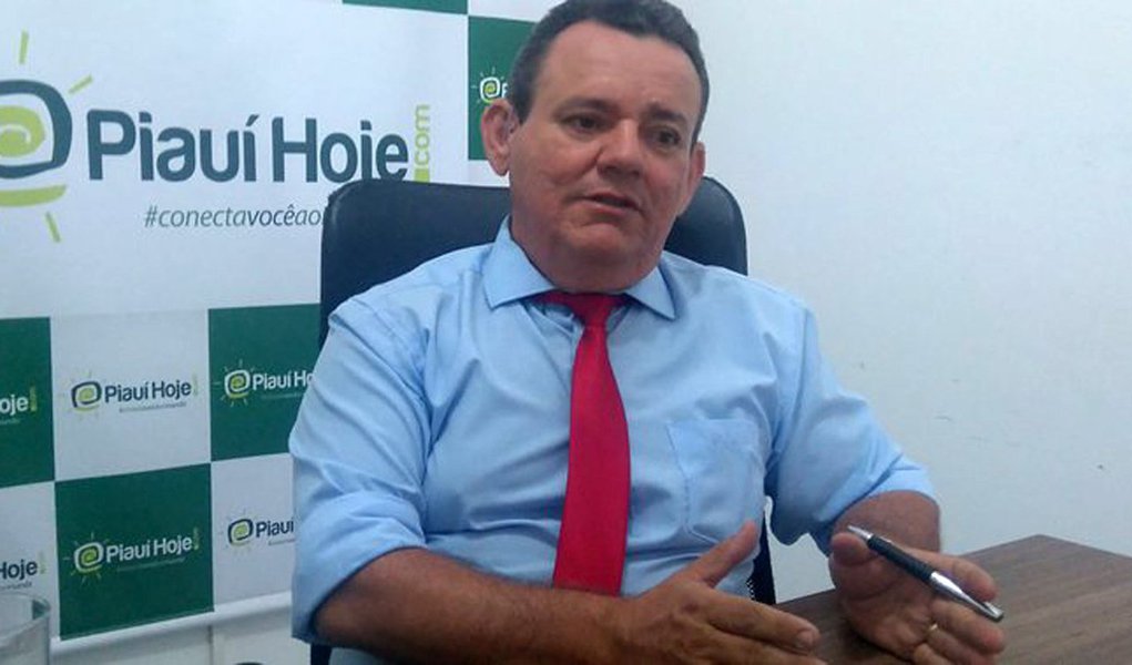 O candidato a prefeito de Teresina pelo PTN, Francisco das Chagas Costa Oliveira, o "Quem-Quem" propõe se articular com outros entes federativos para reivindicar junto ao governo federal a distribuição dos recursos, com a devida compensação pelos atendimentos; "Vamos chamar os governadores e entes federativos para que o governador, junto às prefeituras, faça um esforço para abrir a emergência do HGV (Hospital Getúlio Vargas) novamente. Vamos chamar os senadores e deputados federais para junto ao presidente da república e ministro da educação, que responde pelo HU, e ministro da saúde, para abrir urgência do HU (Hospital Universitário). Vamos desafogar o HUT (Hospital de Urgência de Teresina)", sugere (Foto: Leonardo Lucena) O candidato a prefeito de Teresina pelo PTN, Francisco das Chagas Costa Oliveira, o "Quem-Quem" propõe se articular com outros entes federativos para reivindicar junto ao governo federal a distribuição dos recursos, com a devida compensação pelos atendimentos; "Vamos chamar os governadores e entes federativos para que o governador, junto às prefeituras, faça um esforço para abrir a emergência do HGV (Hospital Getúlio Vargas) novamente. Vamos chamar os senadores e deputados federais para junto ao presidente da república e ministro da educação, que responde pelo HU, e ministro da saúde, para abrir urgência do HU (Hospital Universitário). Vamos desafogar o HUT (Hospital de Urgência de Teresina)", sugere