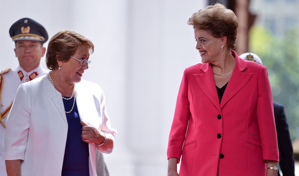 A presidente do Chile, Michelle Bachelet, afirmou nesta quinta (22) que não gostou do impeachment de Dilma Rousseff e que o processo foi mais fácil de ser realizado porque se tratou de uma mulher, e não de um homem; "Eu sou muito amiga de Dilma. Gosto dela e ligo para ela. A Constituição do Brasil permite (o impeachment), portanto em termos de legalidade não posso dizer nada. Mas não gostei do que aconteceu, isso é tudo o que posso dizer", disse Bachelet em conferência no centro de estudos Wilson Center de Washington; "Acredito que é mais fácil quando é uma mulher do que quando é um homem", acrescentou, em meio a um forte aplauso em um auditório com aproximadamente 300 pessoas (Foto: Valter Lima) A presidente do Chile, Michelle Bachelet, afirmou nesta quinta (22) que não gostou do impeachment de Dilma Rousseff e que o processo foi mais fácil de ser realizado porque se tratou de uma mulher, e não de um homem; "Eu sou muito amiga de Dilma. Gosto dela e ligo para ela. A Constituição do Brasil permite (o impeachment), portanto em termos de legalidade não posso dizer nada. Mas não gostei do que aconteceu, isso é tudo o que posso dizer", disse Bachelet em conferência no centro de estudos Wilson Center de Washington; "Acredito que é mais fácil quando é uma mulher do que quando é um homem", acrescentou, em meio a um forte aplauso em um auditório com aproximadamente 300 pessoas