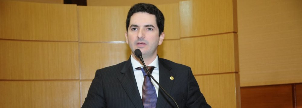 O deputado estadual Gustinho Ribeiro propôs a criação de um abaixo-assinado digital contra a proposta das operadoras de telefonia de limitar o pacote de dados da internet móvel; o parlamentar entende que a limitação é um ato de desrespeito ao consumidor, que segundo ele, compra um pacote de ‘internet ilimitada’ e acaba sendo surpreendido pela operadora com a exigência para a compra de um novo pacote de dados; “Isso acontece no país inteiro. O sinal cai e pedem que o usuário compre mais pacote”, disse (Foto: Valter Lima) O deputado estadual Gustinho Ribeiro propôs a criação de um abaixo-assinado digital contra a proposta das operadoras de telefonia de limitar o pacote de dados da internet móvel; o parlamentar entende que a limitação é um ato de desrespeito ao consumidor, que segundo ele, compra um pacote de ‘internet ilimitada’ e acaba sendo surpreendido pela operadora com a exigência para a compra de um novo pacote de dados; “Isso acontece no país inteiro. O sinal cai e pedem que o usuário compre mais pacote”, disse