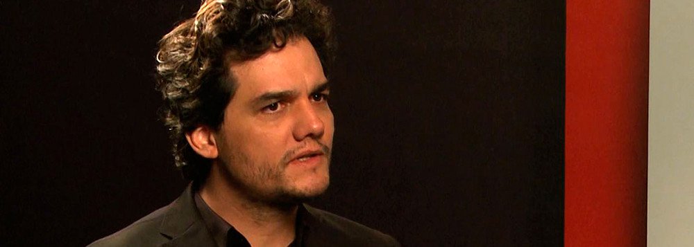 Protagonista da série "Narcos", o ator Wagner Moura está tendo dificuldade no financiamento de sua estreia como diretor, na cinebiografia de Carlos Marighella; segundo o artista, empresas estão rejeitando apoiar um filme de um político e guerrilheiro de esquerda, que em 1969 foi morto pela ditadura militar; as companhias estariam retaliando Moura, que se posicionou abertamente contra o impeachment de Dilma; Moura, que diz não reconhecer o governo Temer nem o Ministério da Cultura, chefiado por Marcelo Calero (Foto: Leonardo Lucena) Protagonista da série "Narcos", o ator Wagner Moura está tendo dificuldade no financiamento de sua estreia como diretor, na cinebiografia de Carlos Marighella; segundo o artista, empresas estão rejeitando apoiar um filme de um político e guerrilheiro de esquerda, que em 1969 foi morto pela ditadura militar; as companhias estariam retaliando Moura, que se posicionou abertamente contra o impeachment de Dilma; Moura, que diz não reconhecer o governo Temer nem o Ministério da Cultura, chefiado por Marcelo Calero