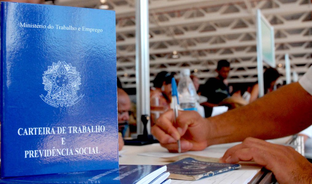 Segundo dados do Caged divulgados pelo Ministério do Trabalho, o resultado mantém a tendência de mais demissões que contratações no mercado de trabalho; no acumulado de janeiro a maio, 448.011 postos de trabalho já foram fechados este ano; o resultado para o mês, no entanto, foi melhor que o do ano passado, quando 115.559 vagas foram fechadas em maio (Foto: Gisele Federicce) Segundo dados do Caged divulgados pelo Ministério do Trabalho, o resultado mantém a tendência de mais demissões que contratações no mercado de trabalho; no acumulado de janeiro a maio, 448.011 postos de trabalho já foram fechados este ano; o resultado para o mês, no entanto, foi melhor que o do ano passado, quando 115.559 vagas foram fechadas em maio