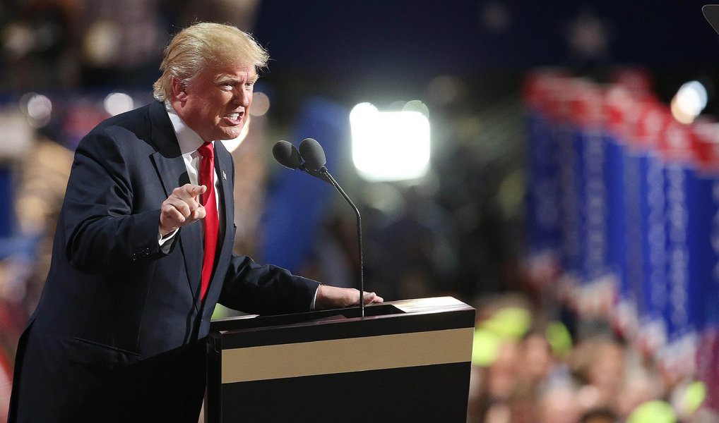 Ao encerrar a convenção do Partido Republicano que indicou seu nome para concorrer à Presidência dos Estados Unidos nas eleições de novembro, o candidato Donald Trump prometeu aos americanos segurança e proteção contra ataques terroristas e criticou a pré-candidato do Partido Democrata, Hillary Clinton, por ter deixado ao país "um legado de morte, destruição, terrorismo e fraqueza" durante o período em que ela foi secretária de Estado norte-americana; discurso foi feito em Cleveland, no estado de Ohio (Foto: Gisele Federicce) Ao encerrar a convenção do Partido Republicano que indicou seu nome para concorrer à Presidência dos Estados Unidos nas eleições de novembro, o candidato Donald Trump prometeu aos americanos segurança e proteção contra ataques terroristas e criticou a pré-candidato do Partido Democrata, Hillary Clinton, por ter deixado ao país "um legado de morte, destruição, terrorismo e fraqueza" durante o período em que ela foi secretária de Estado norte-americana; discurso foi feito em Cleveland, no estado de Ohio